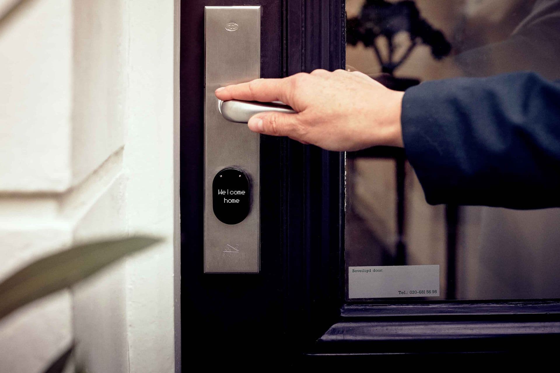 Porte d'entrée d'une maison à Tubize ouverte par un serrurier après une porte claquée