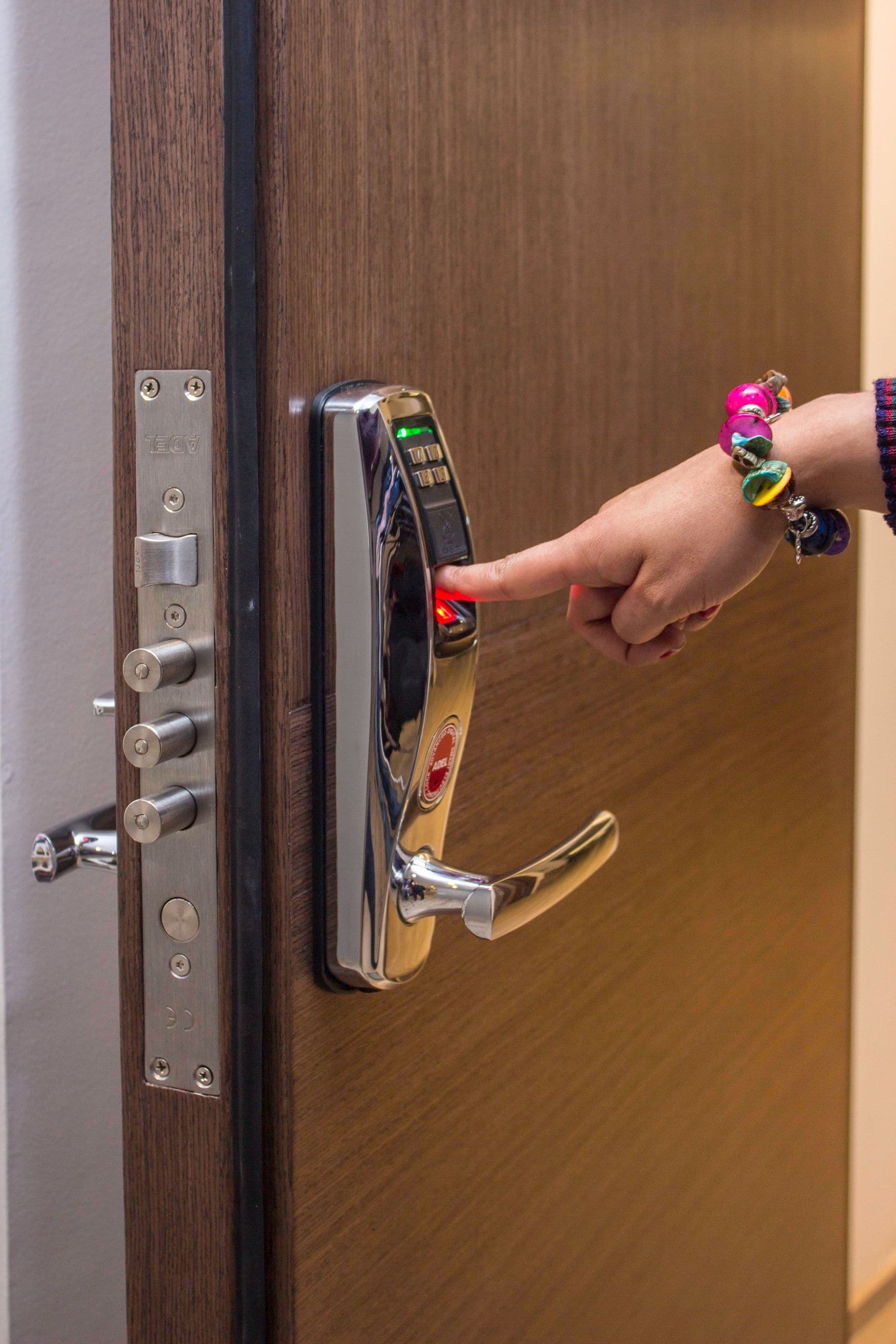 Serrure connectée à lecteur d'empreinte digitale